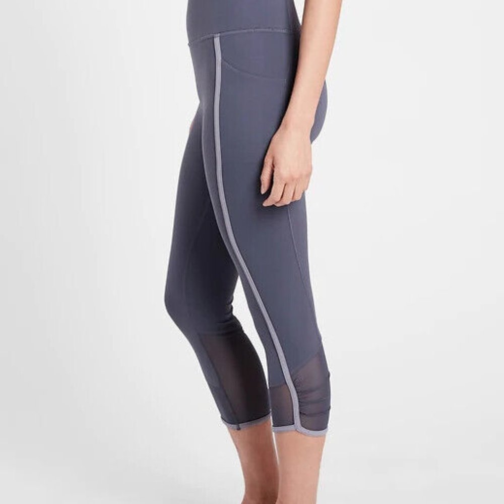 Athleta Small Legging Salutation Stash Pocket II Intention Capri-Medieval Violet